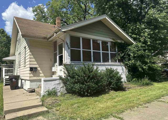 Property at 1009 W Armstrong Ave, Peoria, IL 61606, 3 beds, 2 baths