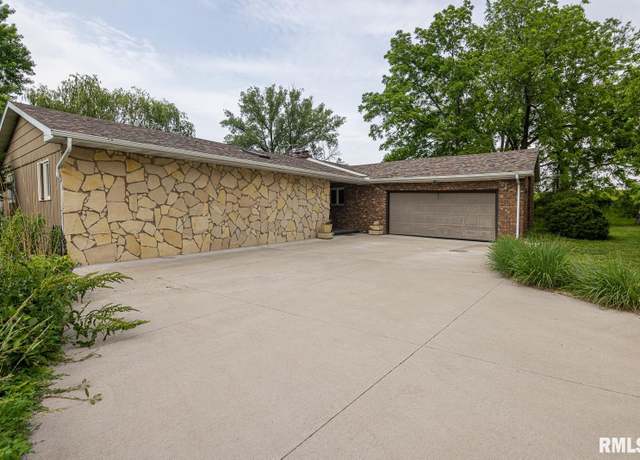 Property at 1135 Fairlane Dr, Bettendorf, IA 52722, 4 beds, 3 baths
