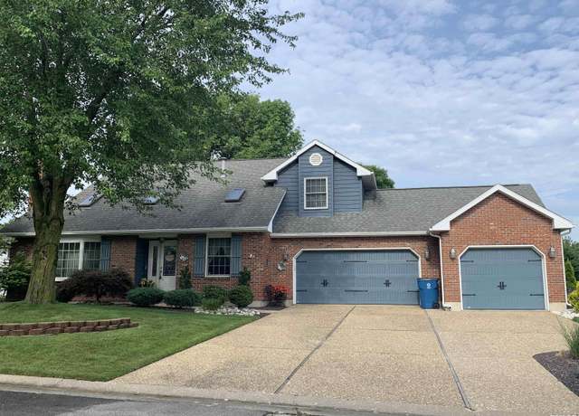 Property at 1404 Deer Field Rd, Quincy, IL 62305, 3 beds, 2.5 baths