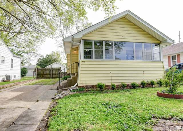 Property at 916 W Park Blvd, Taylorville, IL 62568, 3 beds, 2 baths