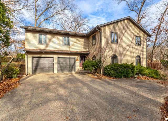 Property at 1170 33rd Street Court, Moline, IL 61265-2385, 5 beds, 4.5 baths