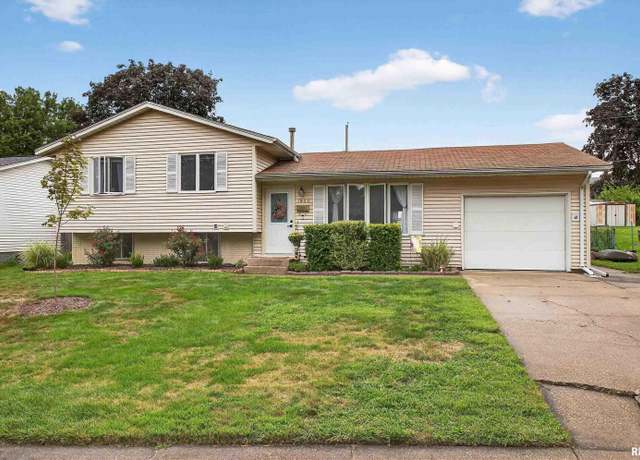 Property at 1866 Providence Dr, Bettendorf, IA 52722, 3 beds, 1 bath