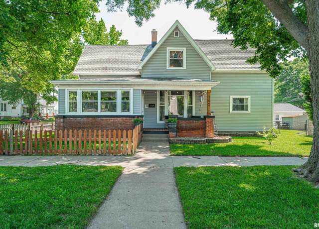 Property at 302 S Center St, Clinton, IL 61727, 3 beds, 1 bath