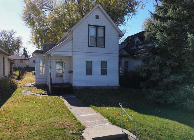 Property at 825 11th Avenue South, Clinton, IA 52732, 3 beds, 1 bath