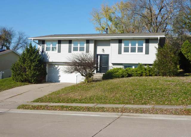 Property at 2510 W 44th St, Davenport, IA 52806, 3 beds, 2.5 baths