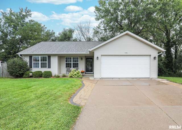 Property at 1438 N Zenith Ave, Davenport, IA 52804, 3 beds, 2.5 baths