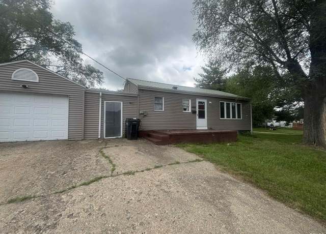 Property at 1400 S 12th St, Pekin, IL 61554, 3 beds, 1.5 baths