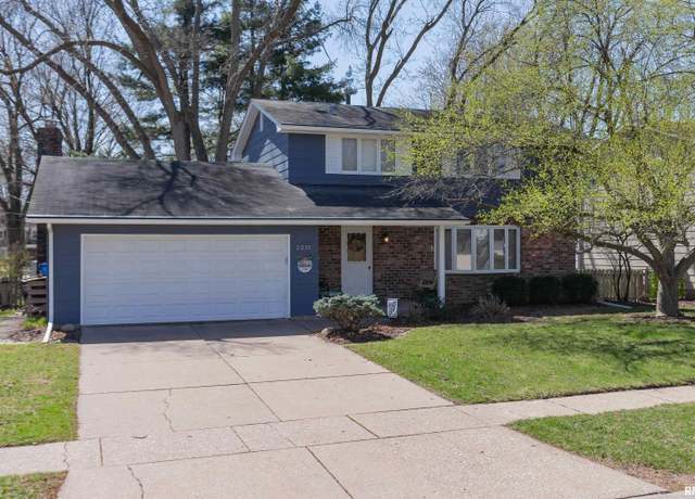 Property at 2215 E 32nd St, Davenport, IA 52807, 3 beds, 2.5 baths