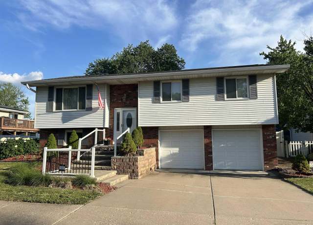 Property at 3406 W Brookside Dr, Peoria, IL 61615, 3 beds, 2.5 baths