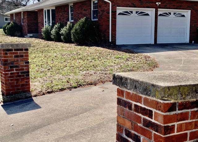 Property at 7 Greenbriar Dr, Jacksonville, IL 62650, 3 beds, 2 baths