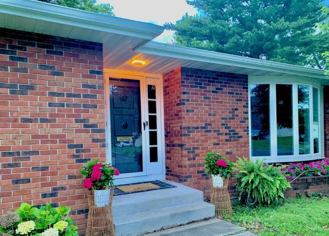 Property at 7 Greenbriar Dr, Jacksonville, IL 62650, 3 beds, 2 baths