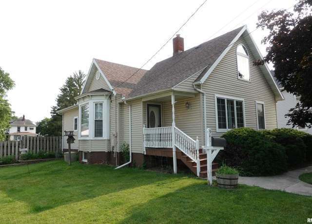 Property at 941 E Knox St, Galesburg, IL 61401, 3 beds, 1 bath