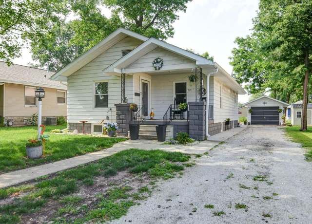Property at 717 W Poplar St, Taylorville, IL 62568, 3 beds, 2 baths