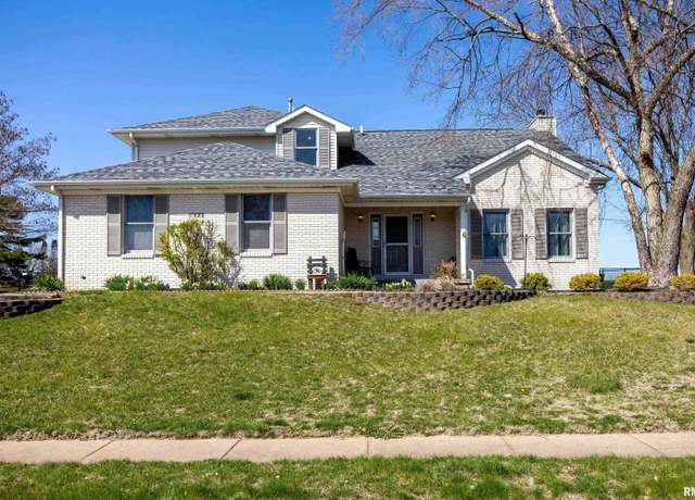 Property at 1520 W 44th Ct, Davenport, IA 52806, 4 beds, 2.5 baths
