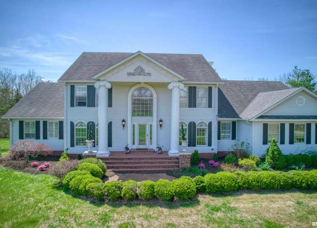Property at 3125 W Striegel Rd, Carbondale, IL 62901, 6 beds, 3.5 baths