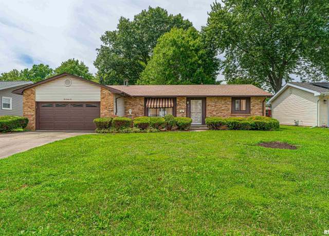 Property at 1025 N College St, Lincoln, IL 62656, 2 beds, 1.5 baths