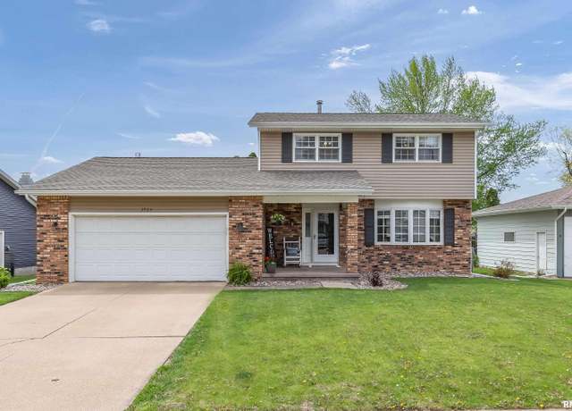Property at 2723 W 35th St, Davenport, IA 52806, 4 beds, 3 baths