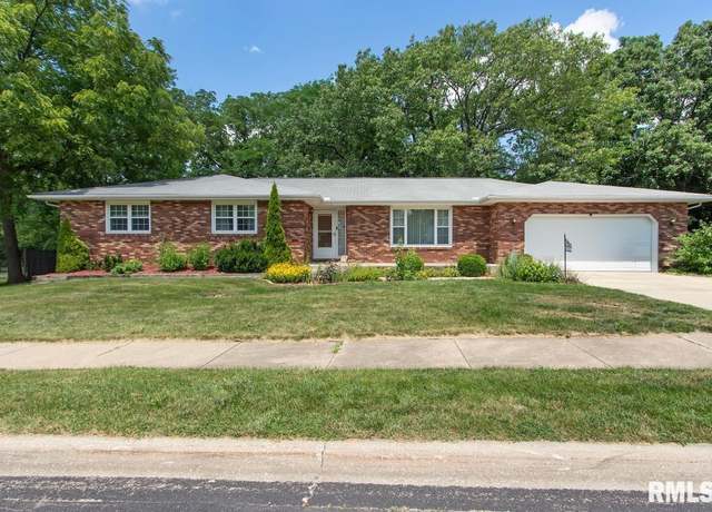 Property at 2825 W Briarcliff Ln, Peoria, IL 61604, 4 beds, 3 baths