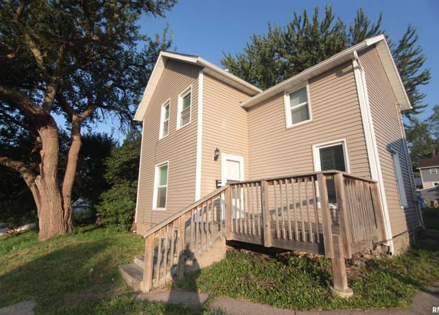 Property at 818 Charlotte St, Davenport, IA 52803, 4 beds, 2 baths