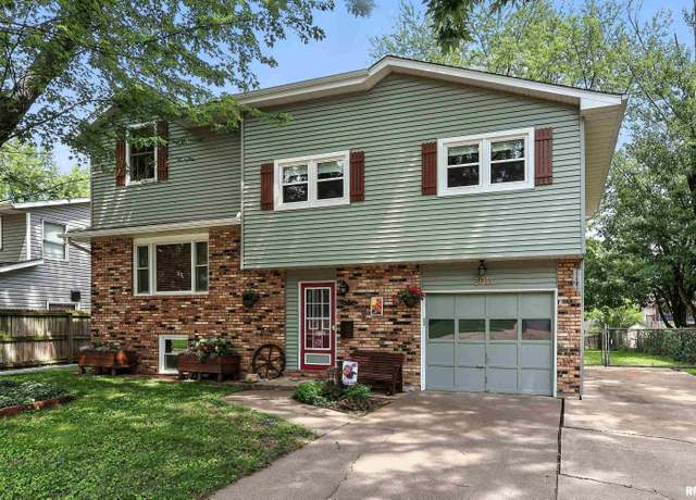 Property at 3011 N Pine St, Davenport, IA 52804, 4 beds, 2.5 baths