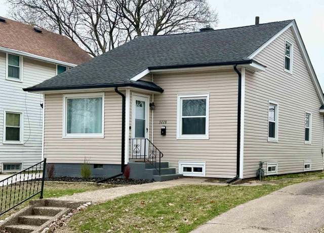 Property at 3228 16th Ave, Rock Island, IL 61201, 2 beds, 1 bath