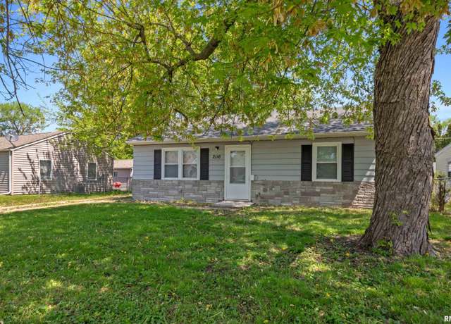 Property at 2116 W 68th St, Davenport, IA 52806, 2 beds, 1 bath