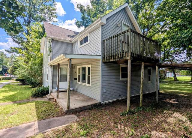 Property at 207 E Oak St, Carbondale, IL 62901, 3 beds, 2 baths
