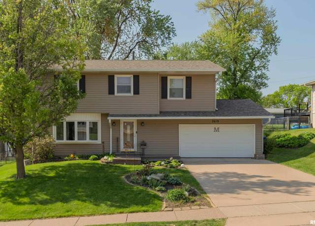 Property at 2619 W 37th St, Davenport, IA 52806, 5 beds, 2.5 baths