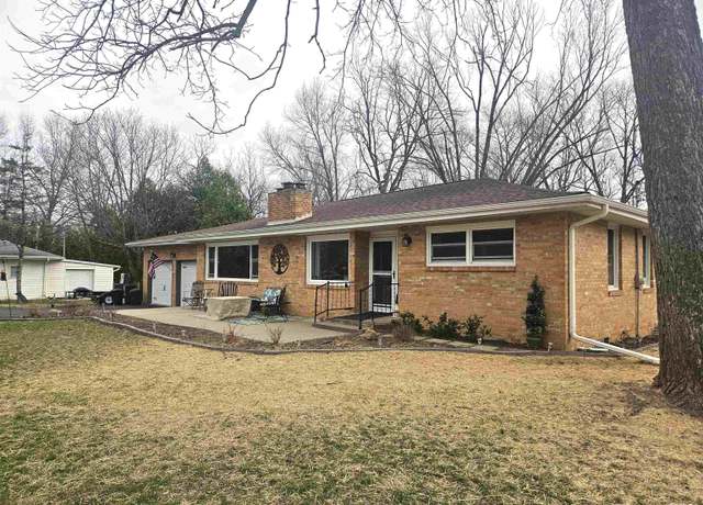 Property at 1139 Windcrest Acres Rd, Galesburg, IL 61401, 3 beds, 2 baths