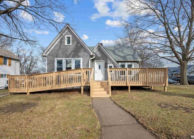 Property at 2103 N Division St, Davenport, IA 52804-2224, 3 beds, 1 bath