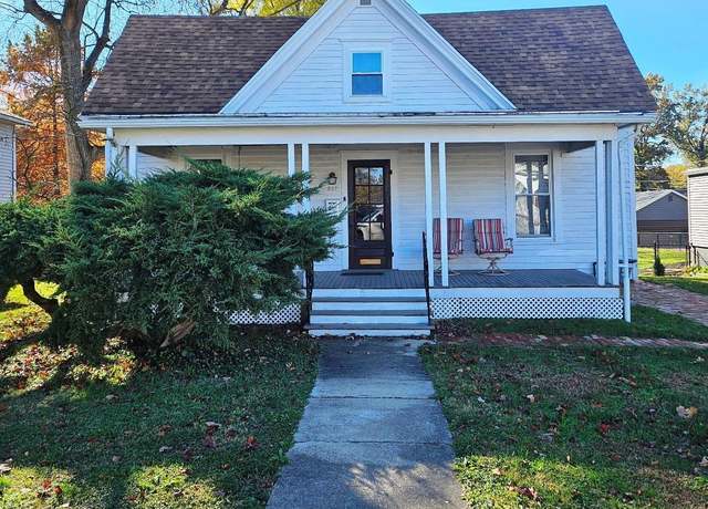 Property at 517 E 2nd South St, Carlinville, IL 62626, 2 beds, 1 bath