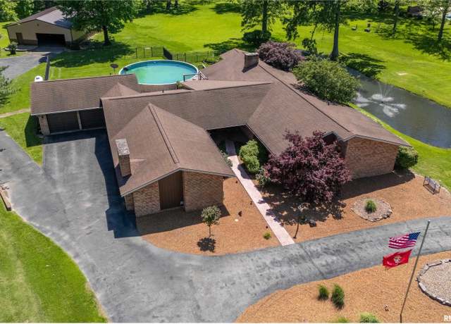 Property at 415 E Reichert Dr, Marion, IL 62959, 4 beds, 3.5 baths