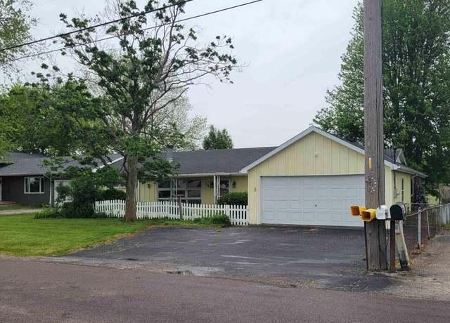 Property at 706 W Muller Rd, East Peoria, IL 61611, 3 beds, 1.5 baths