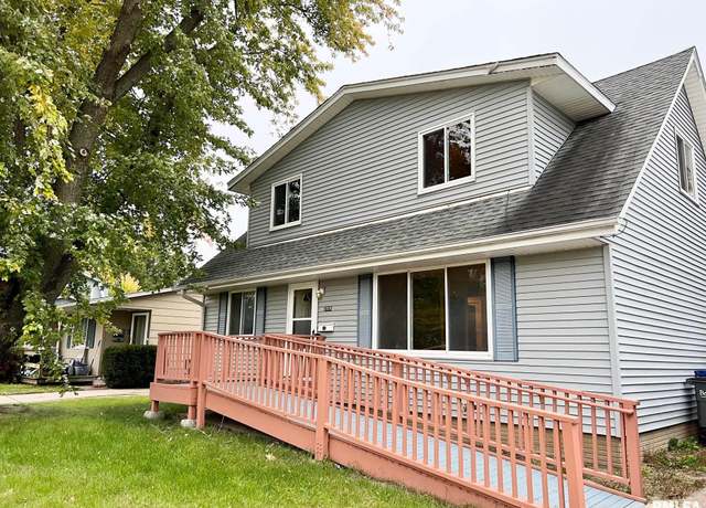 Property at 2009 Queens Dr, Bettendorf, IA 52722, 5 beds, 2 baths