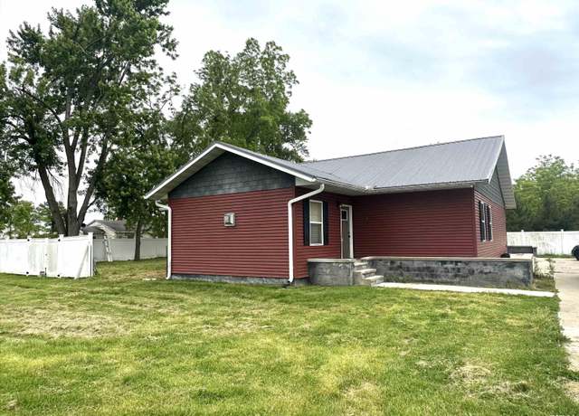 Property at 310 E Texas Ave, Sandoval, IL 62882, 3 beds, 2 baths