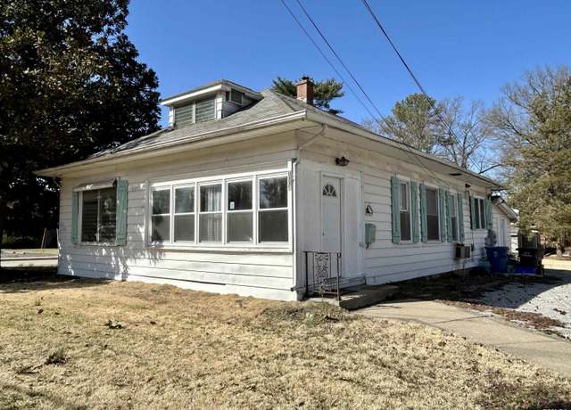 Property at 1004 W Mill St, Carbondale, IL 62901, 4 beds, 2 baths