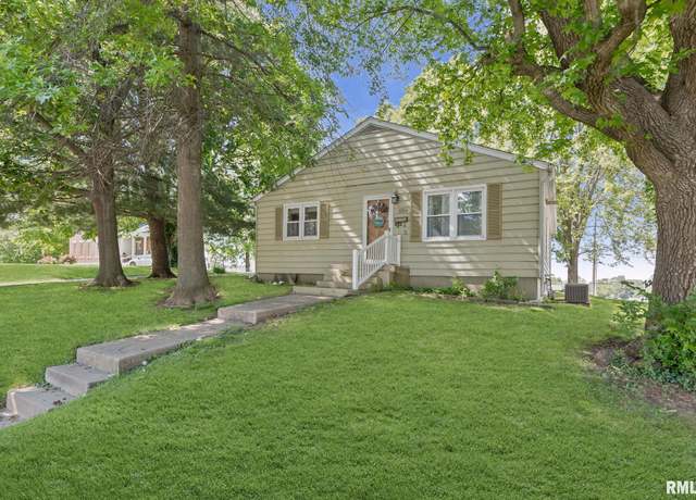 Property at 203 E 2nd St, Sparta, IL 62286, 3 beds, 2 baths