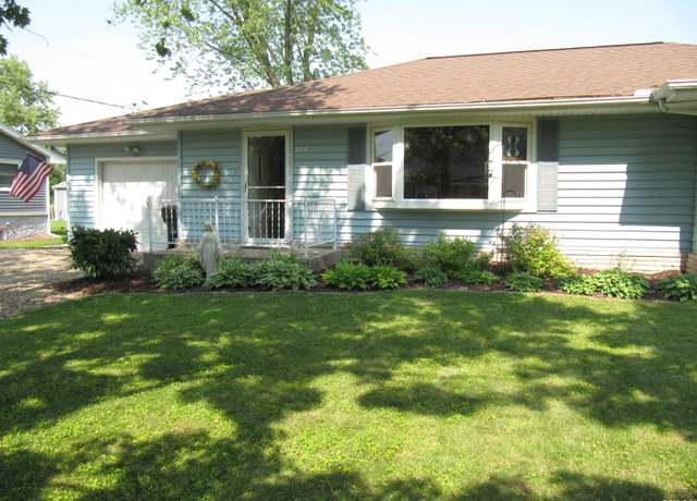 Property at 204 Sherwood Park Rd, Washington, IL 61571, 3 beds, 1 bath