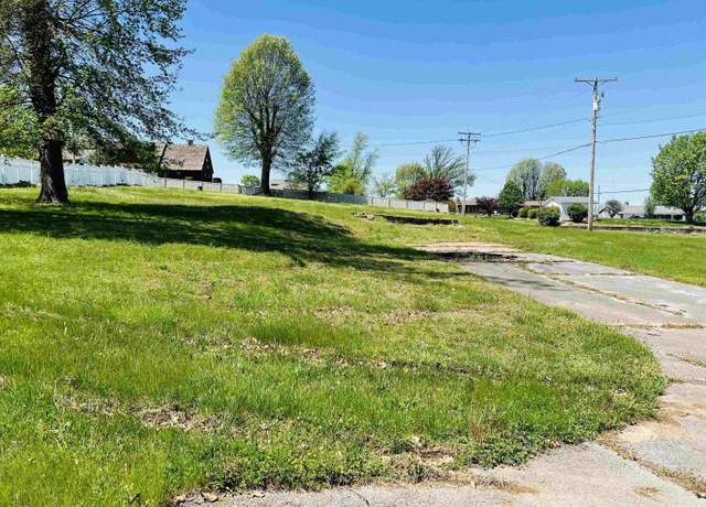 Property at 301 Country Club Ln, Harrisburg, IL 62946