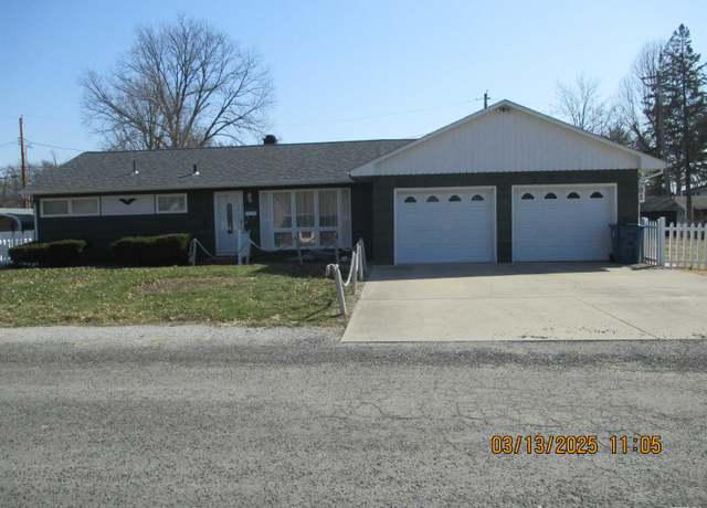 Property at 27 Mitchell Ave, Centralia, IL 62801, 3 beds, 2 baths