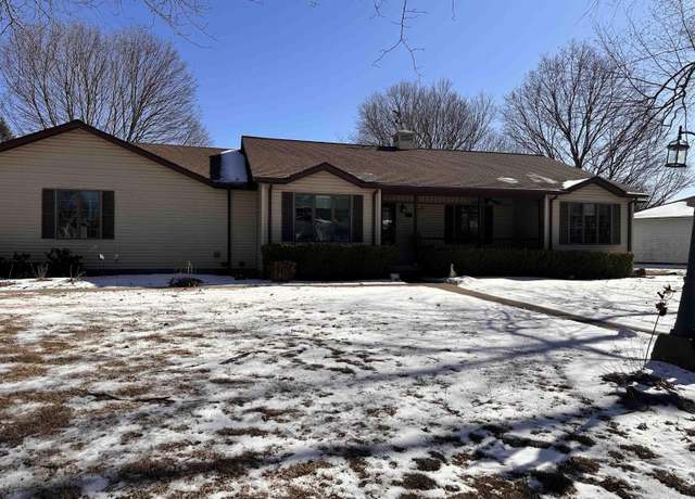 Property at 555 Westwood Blvd, Canton, IL 61520, 3 beds, 3.5 baths