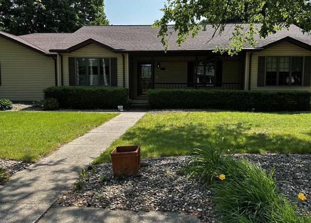 Property at 555 Westwood Blvd, Canton, IL 61520, 3 beds, 3.5 baths