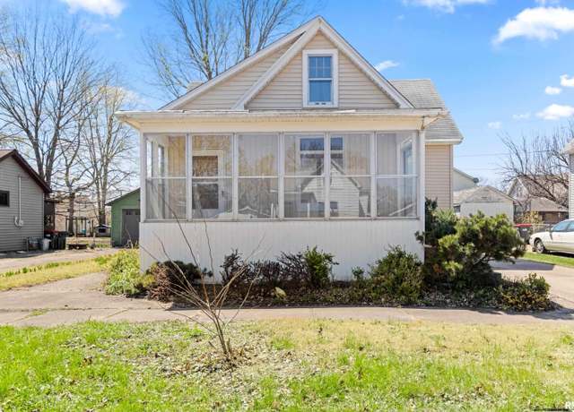 Property at 320 State St, Pekin, IL 61554, 3 beds, 1 bath