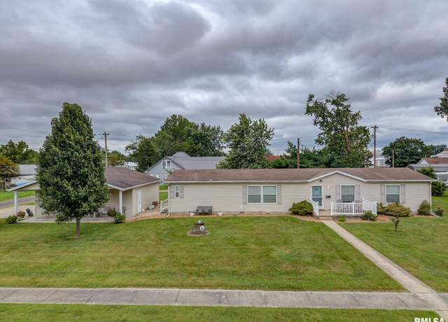 Property at 1111 S Jefferson St, Salem, IL 62881, 3 beds, 2 baths