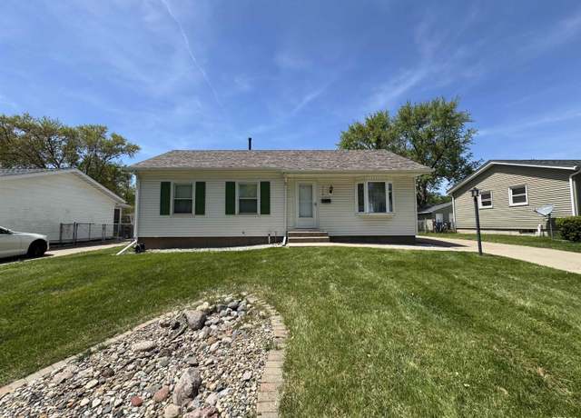 Property at 3110 Somerset Dr, Bettendorf, IA 52722, 3 beds, 1 bath