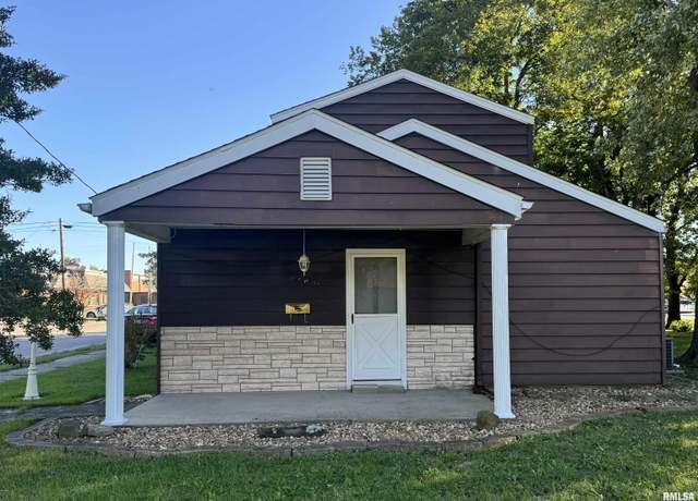 Property at 902 W Poplar St, West Frankfort, IL 62896-2225, 3 beds, 1 bath