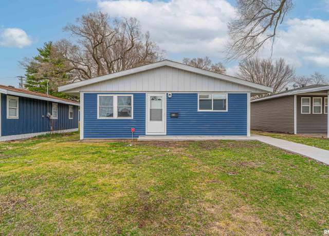 Property at 906 N Monroe St, Lincoln, IL 62656, 3 beds, 1 bath