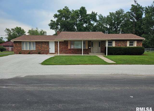 Property at 727 Johnson St, Carlinville, IL 62626, 3 beds, 2 baths