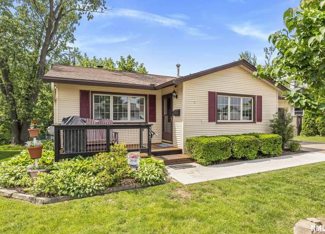 Property at 3231 W 15th St, Davenport, IA 52804, 3 beds, 2.5 baths