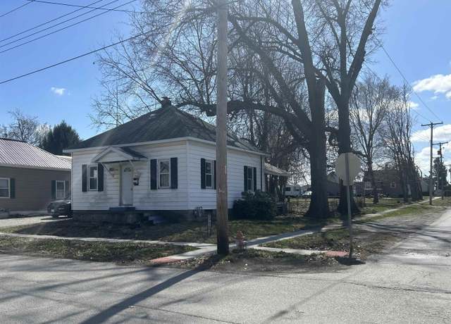 Property at 902 E Oak St, Taylorville, IL 62568, 2 beds, 1.5 baths